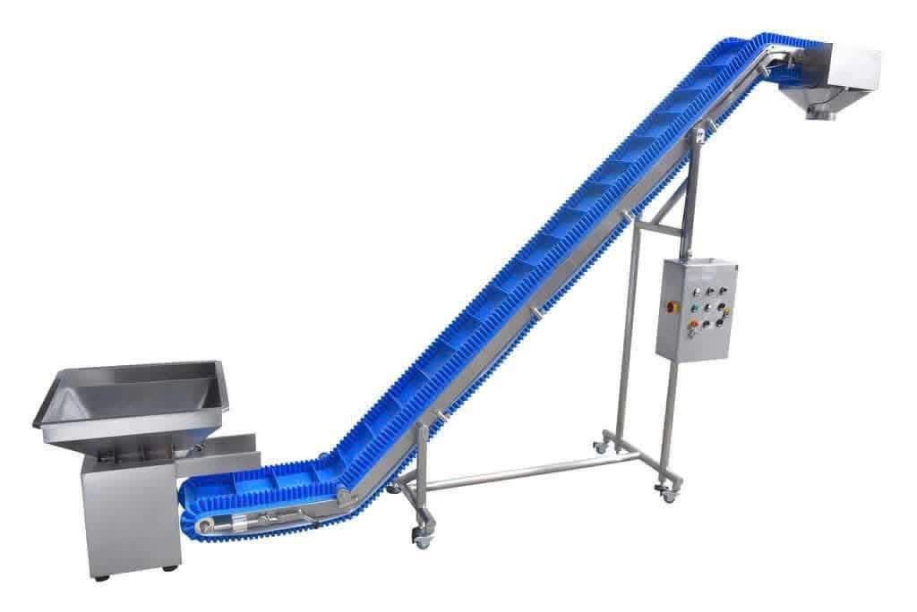 Băng tải nghiêng có gân chắn và vách chắn sóng, phễu cấp liệu