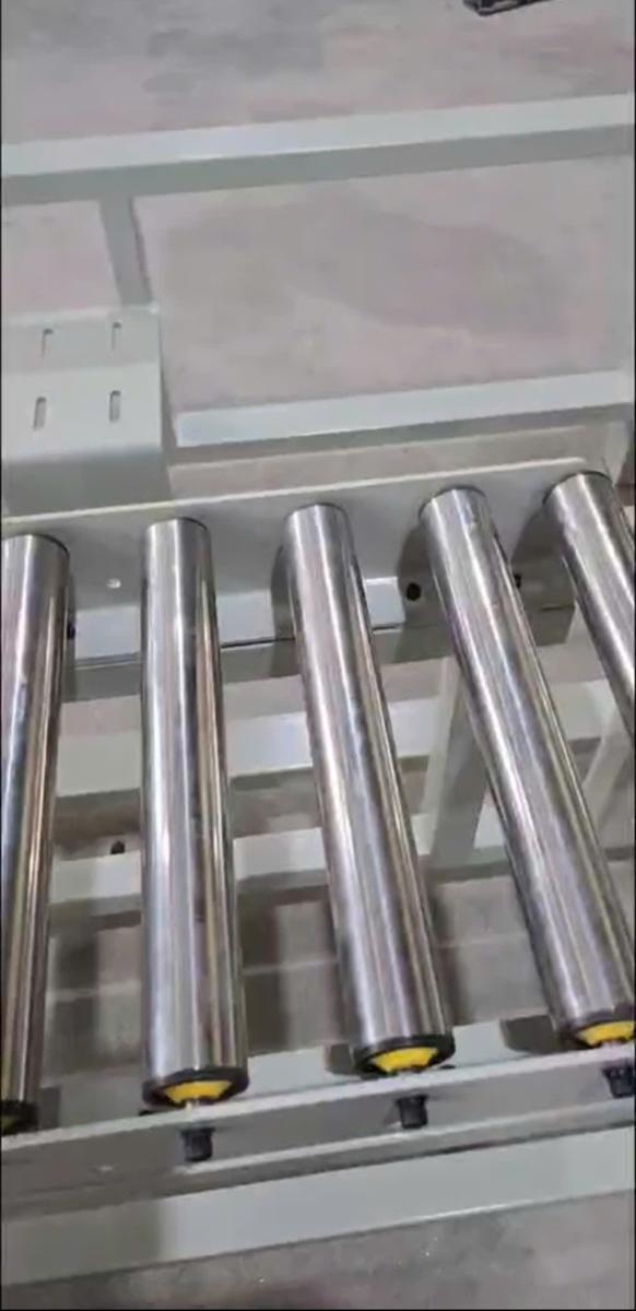 Con lăn inox đầu nhựa vàng lắp trên khung chấn hình