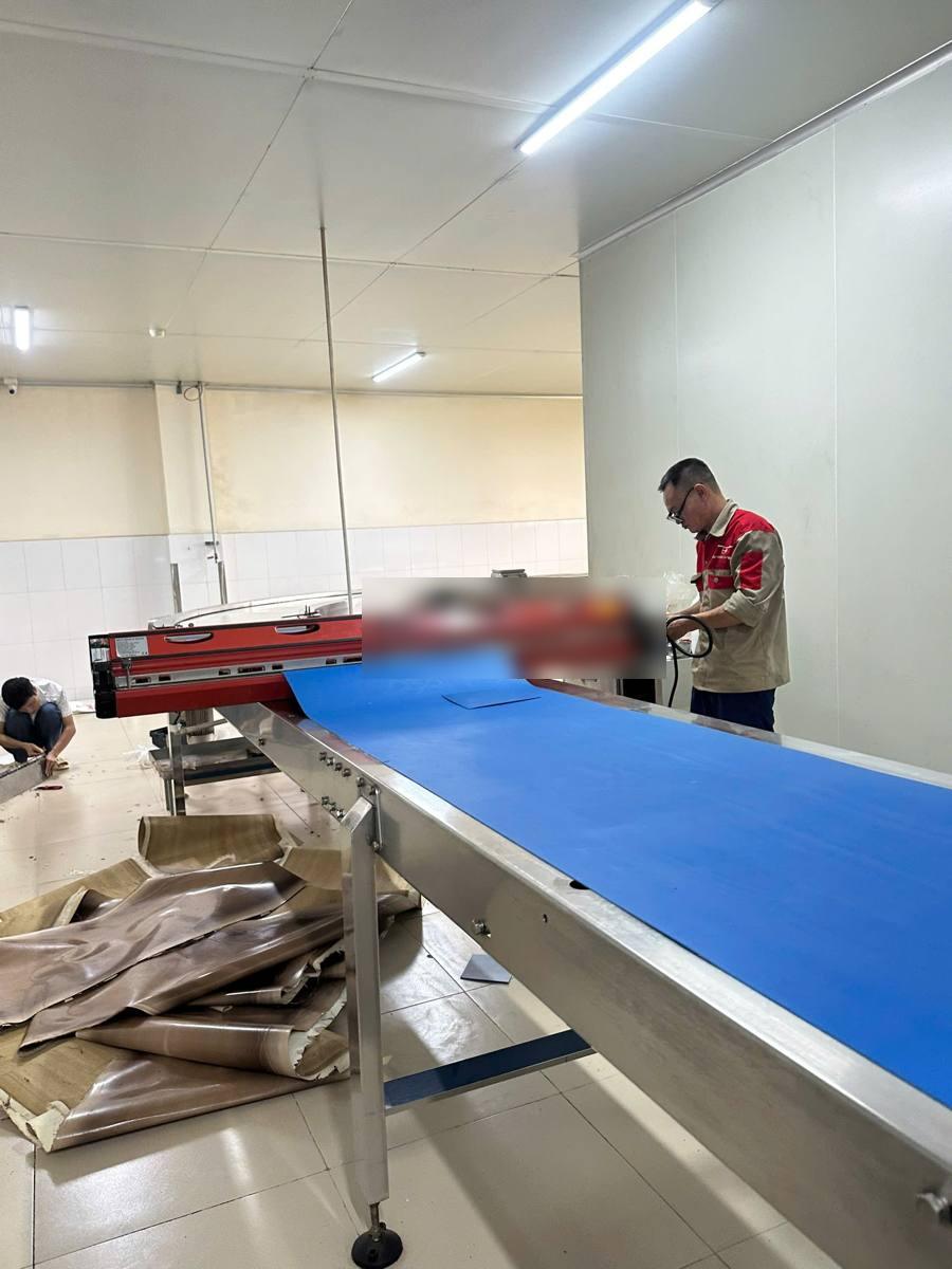 Nối nhiệt băng PU tại nhà máy khách