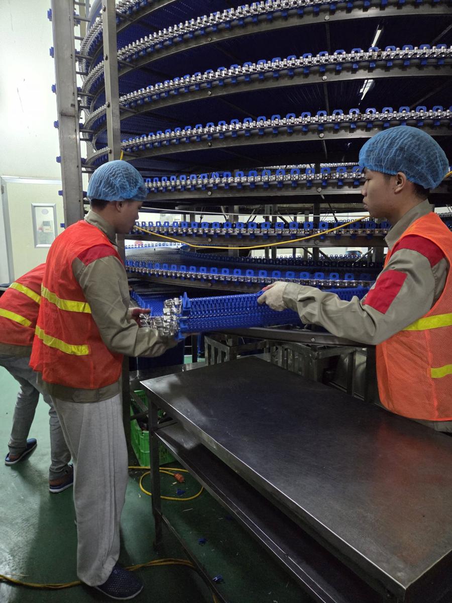 Kỹ thuật viên luồn băng nhựa module mới vào tháp